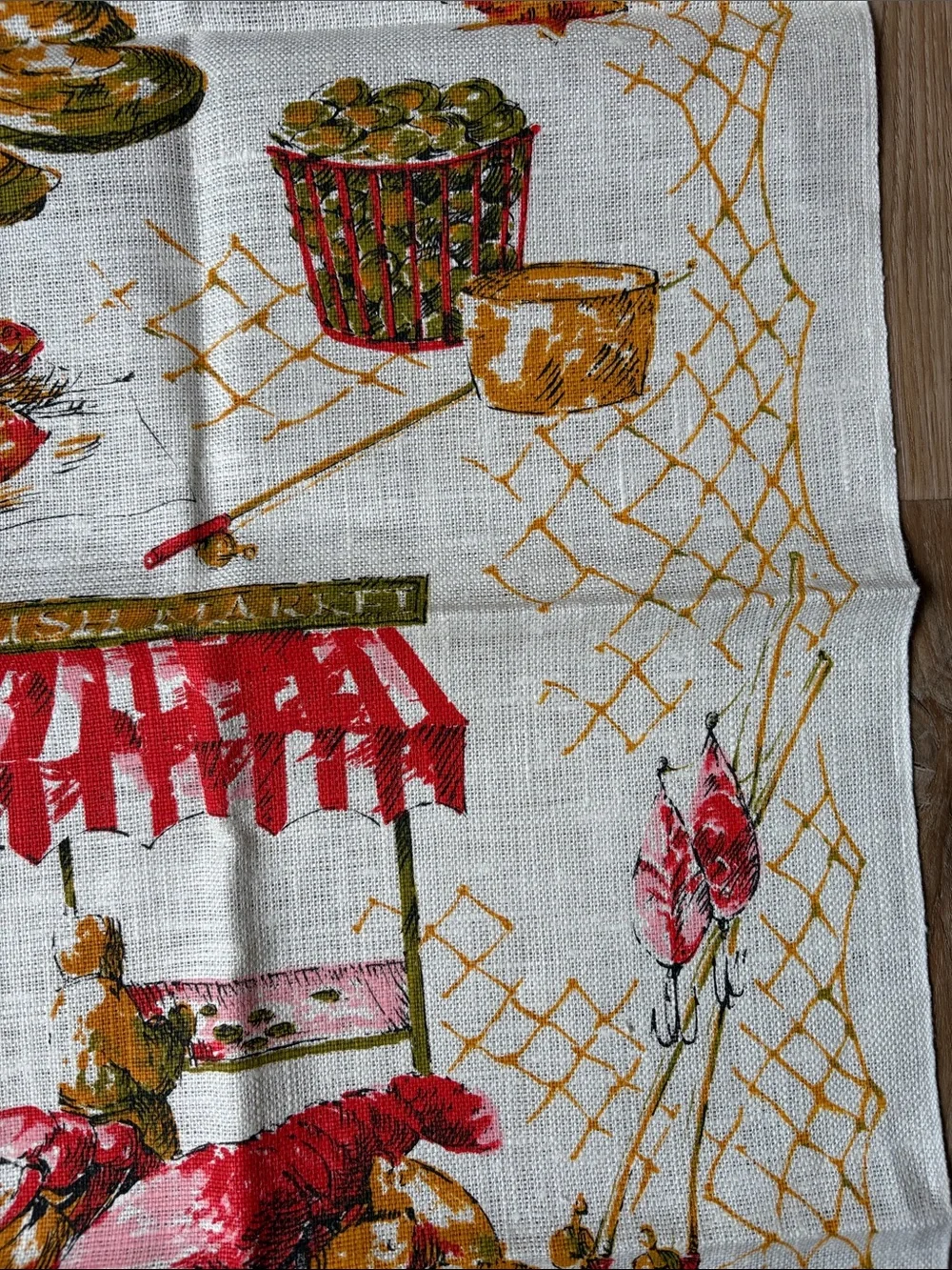 Classic Seafood Market Print Kitchen Towel - White/Gold